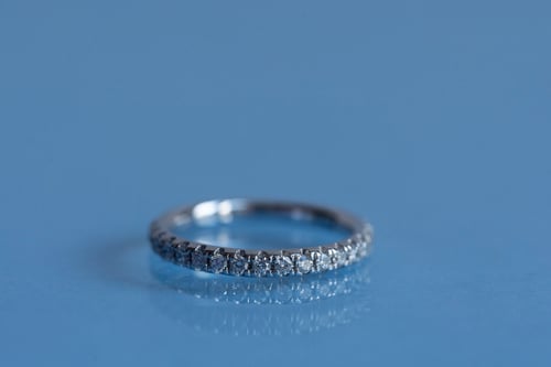 Wyatt-Jewellery_Eternity-Ring_round-micro-claw