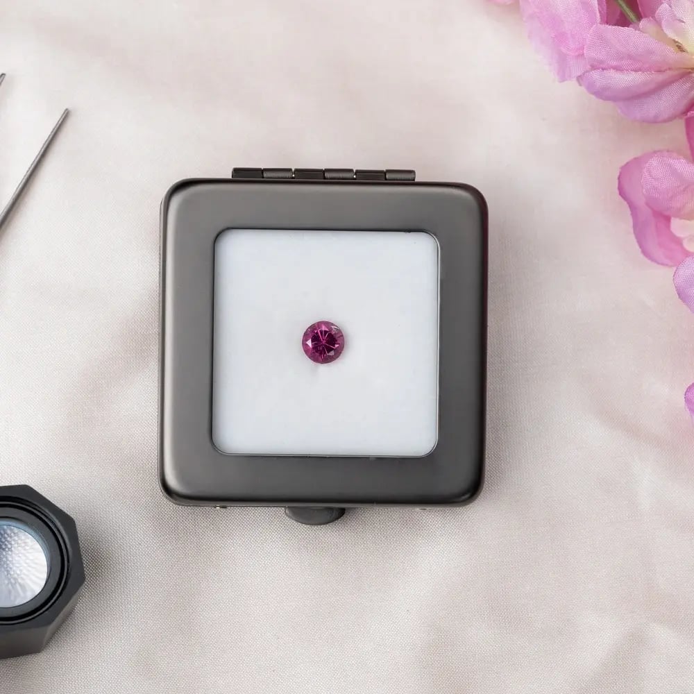 Wyatt-Jewellery-Garnet-round-box-G149