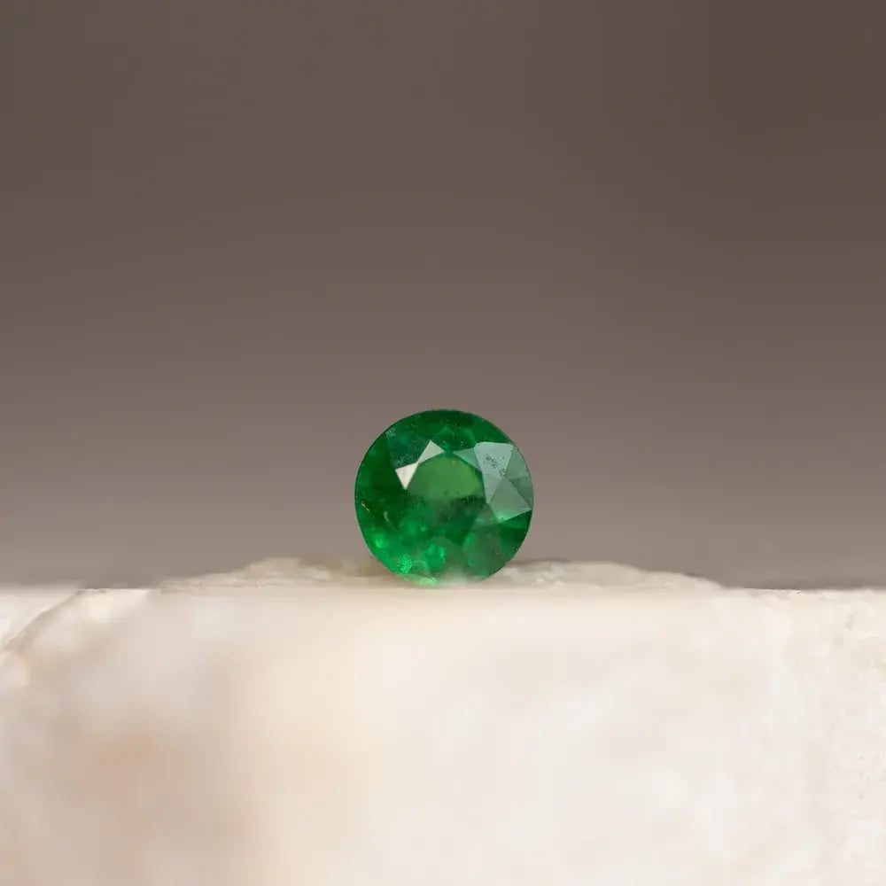 Wyatt-Jewellery-Demantoid-Garnet-round-G084