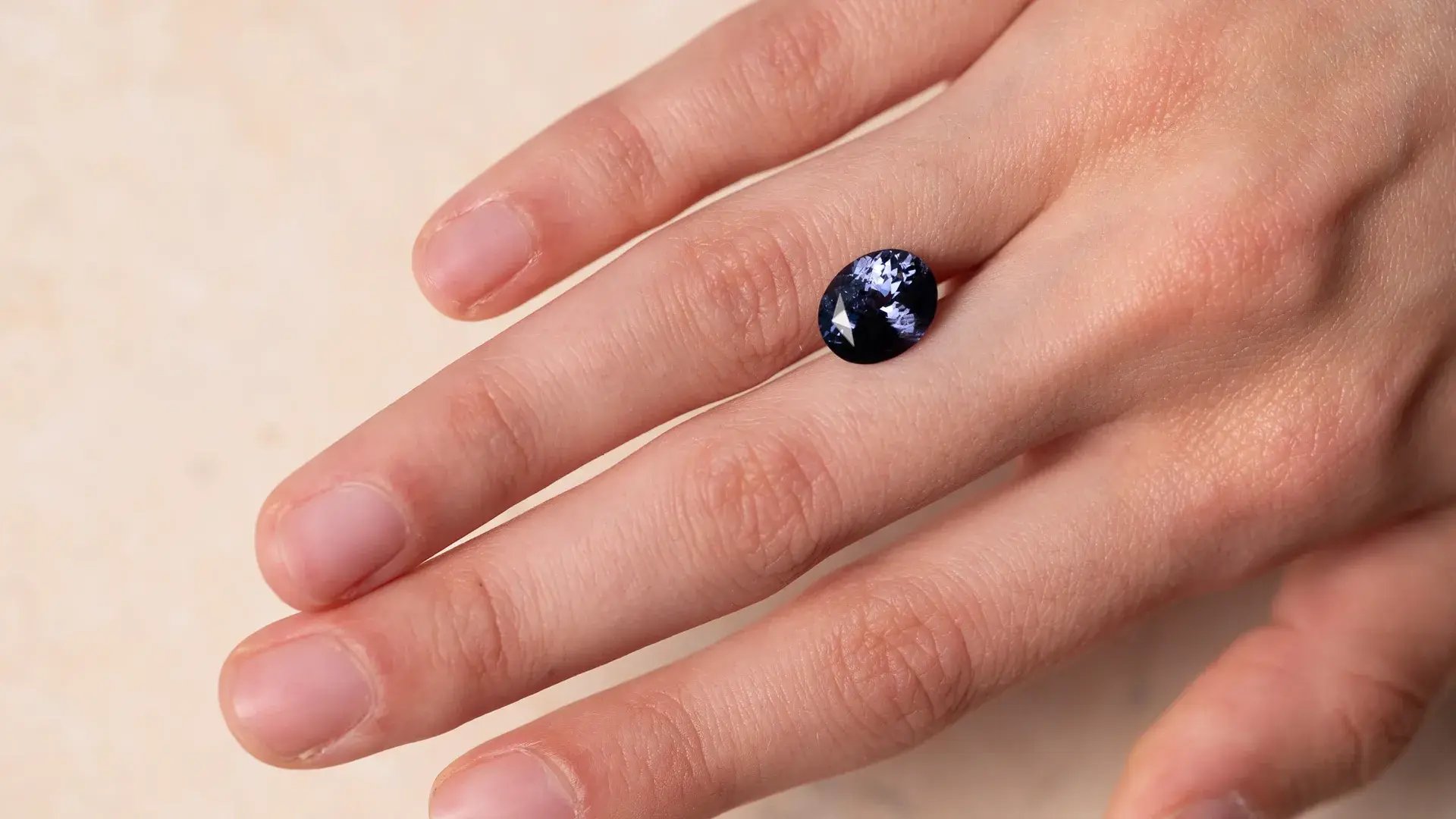 WJ_Colour_Change_Spinel_Sp078_Hand_Landscape