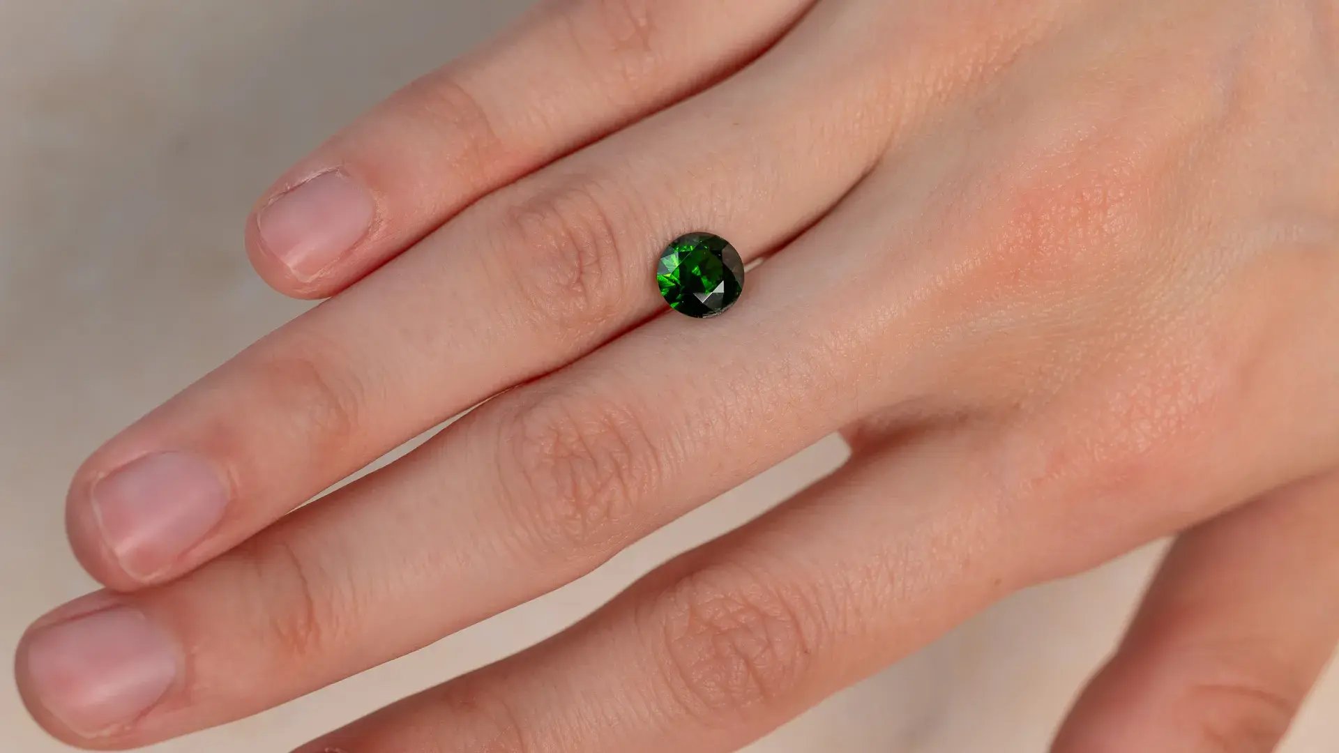 WJ_Demantoid_Garnet_G080_Hand_Landscape
