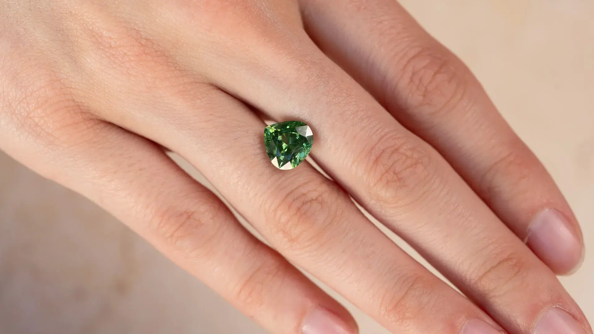 WJ_Green_Zircon_Z095_Hand_Landscape