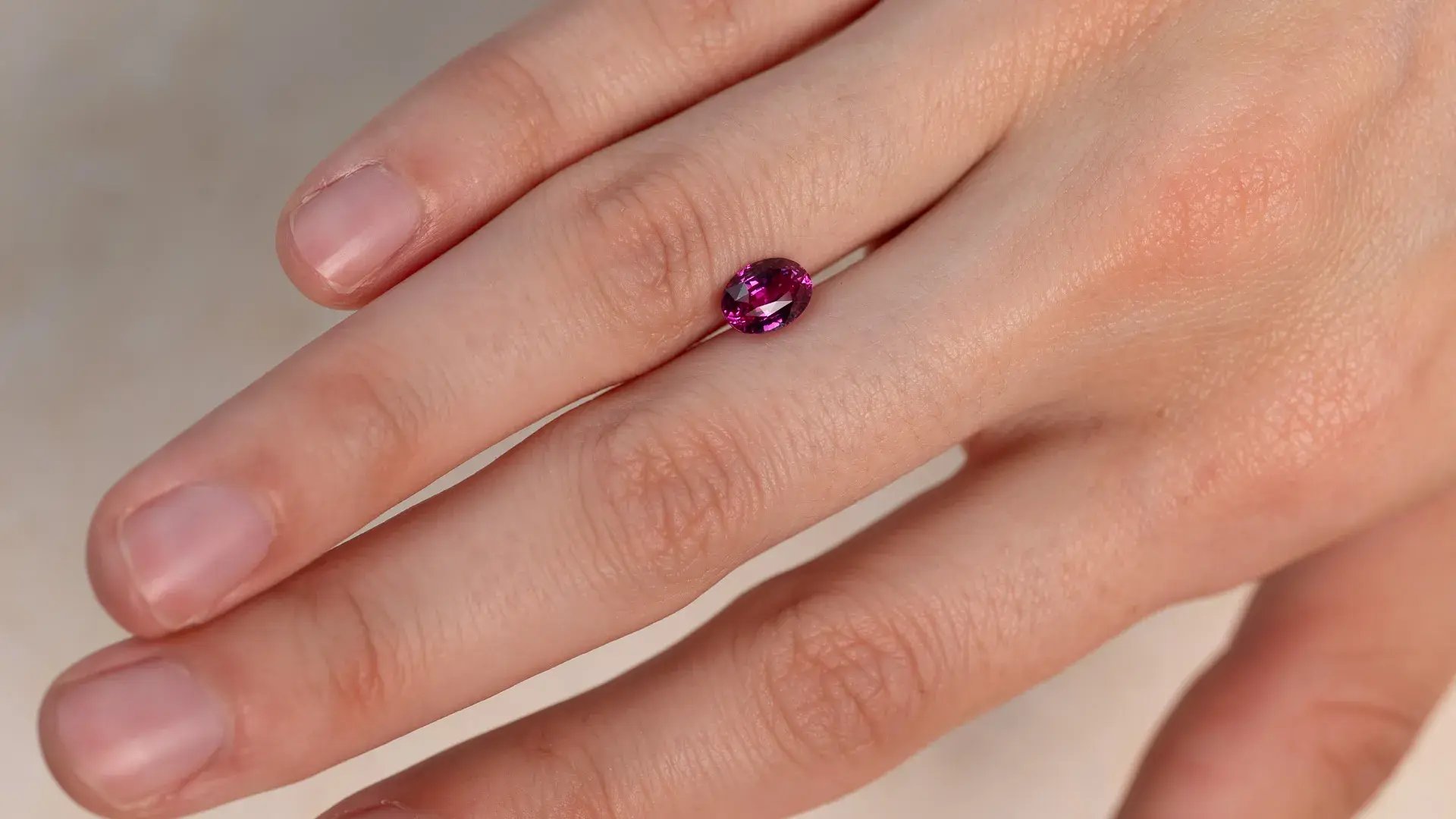 WJ_Pink_Sapphire_S061_Hand_Landscape