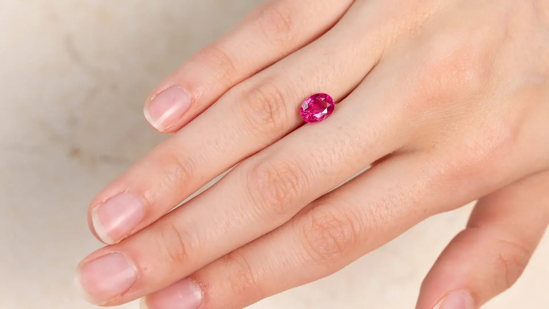 WJ_Pink_Spinel_Sp004_Hand_Landscape