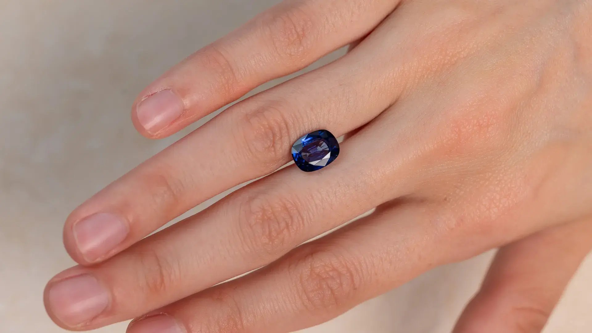 WJ_Sapphire_S055_Hand_Landscape
