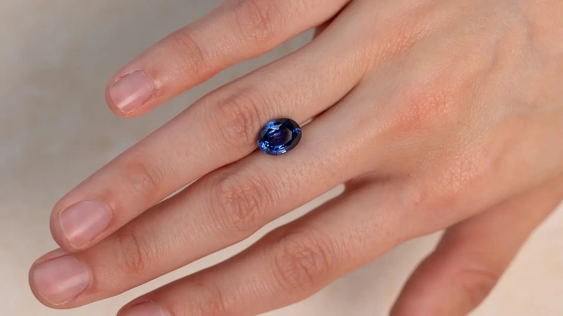 WJ_Sapphire_S115_Hand_Landscape