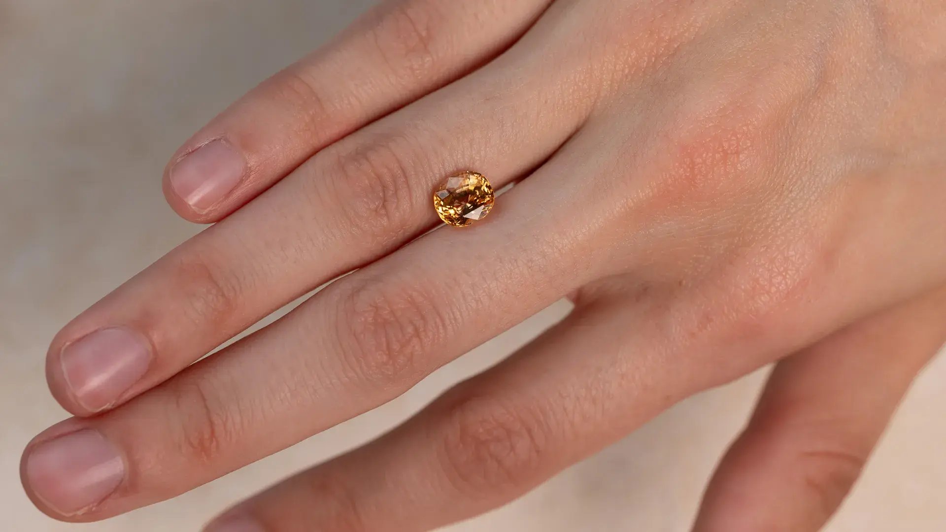 WJ_Yellow_Sapphire_S081_Hand_Landscape
